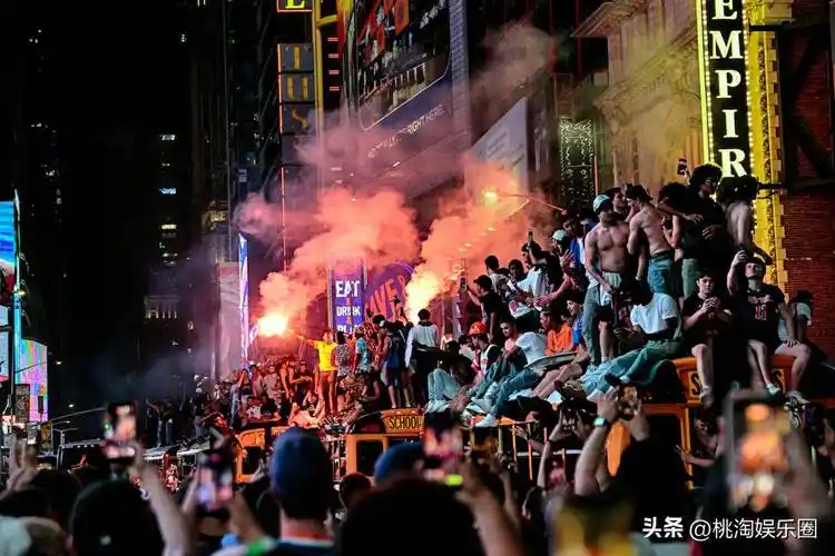 纽约体育狂潮：世界杯热度未散，百万球迷为尼克斯夺冠游行疯狂