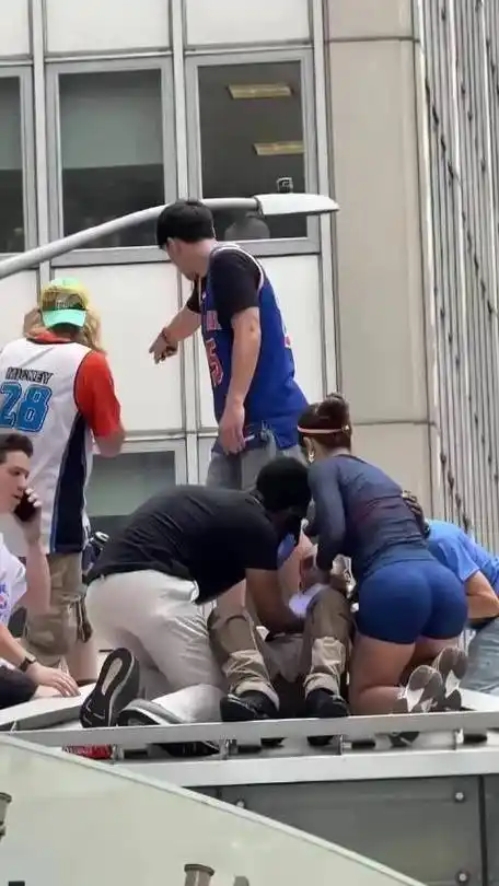 尼克斯球迷遭意外救助竟引争议：球场边的“绅士”行为底线在哪？